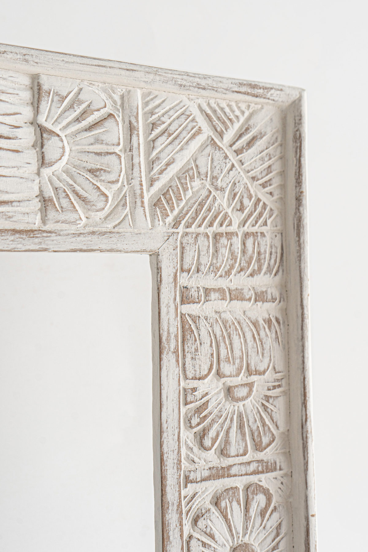 Symmetric pattern carving on mirro frame