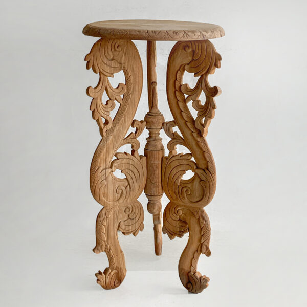 Round coffee table carved in teak wood